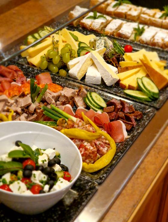 Frühstücksbuffet mit Fleisch, Käse und Apfelstrudel