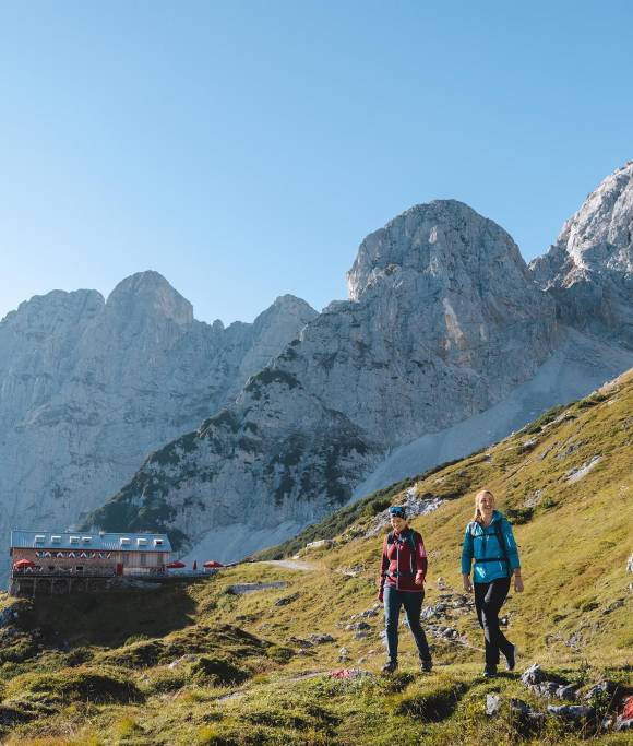 Zwei Wanderer bei der Gruttenhütte am Wilden Kaiser