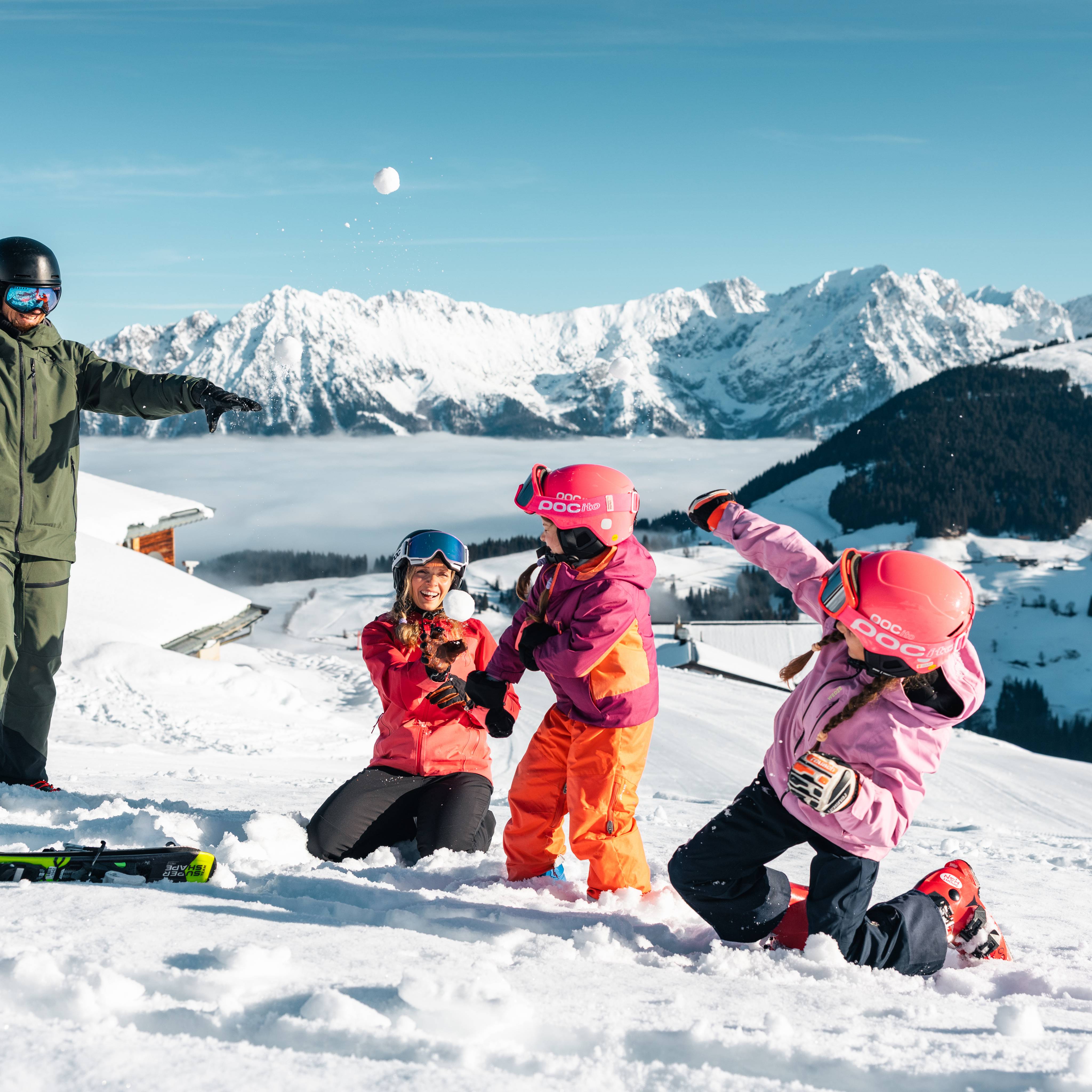 Familie macht eine Schneeballschlacht im Schnee