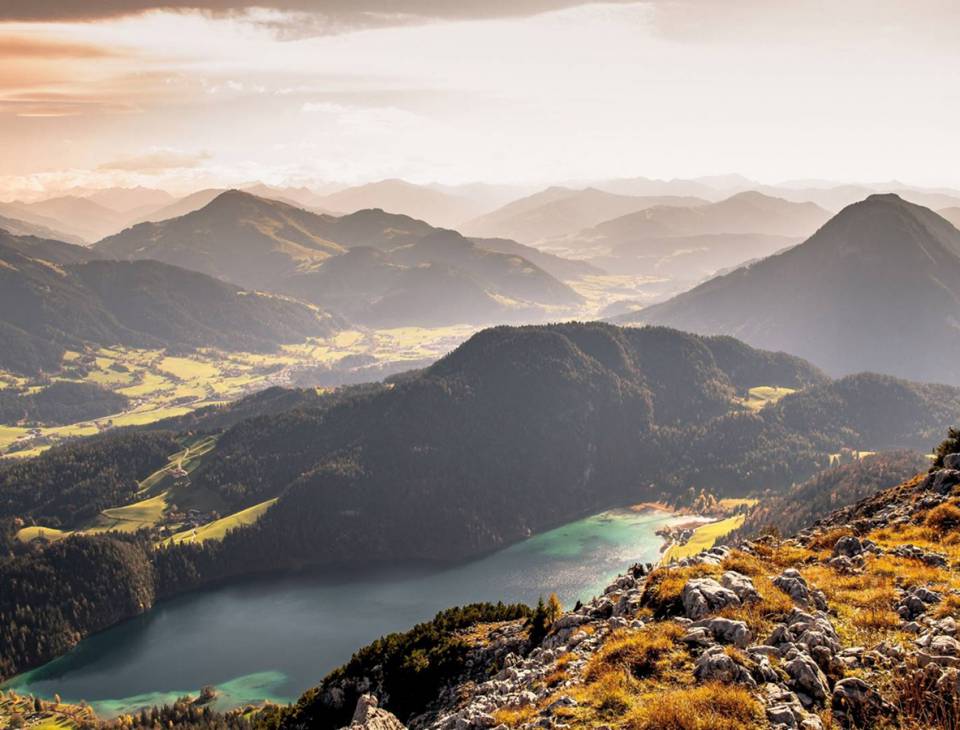 Panoramablick auf Bergsee und Gipfel in der Abendsonne