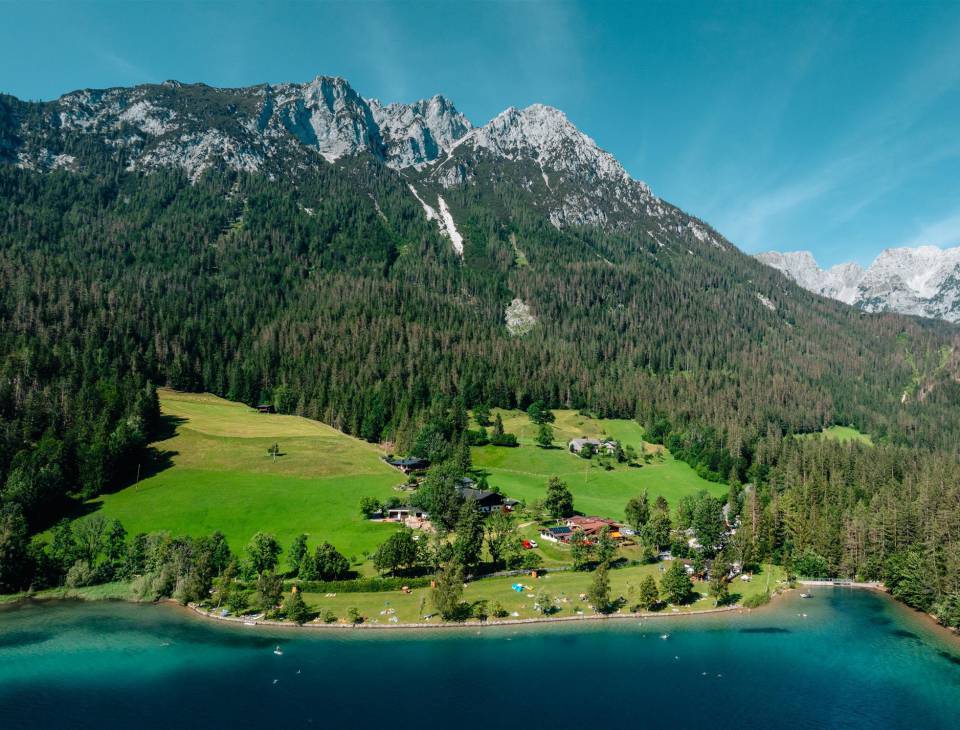 Standbad Hintersteiner See in Scheffau mit Blick aufs Kaisergebirge