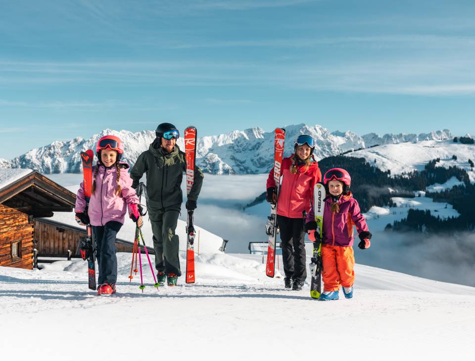 Familie beim Skifahren