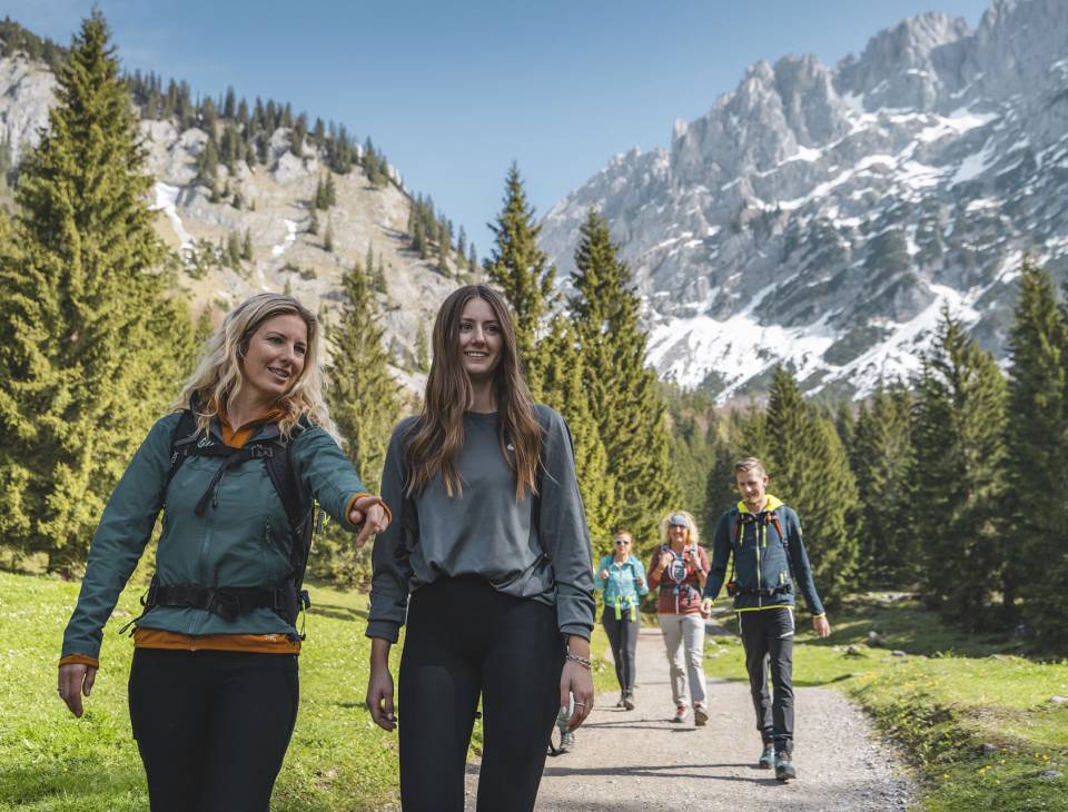 Wandergruppe unterwegs am Wilden Kaiser in Tirol