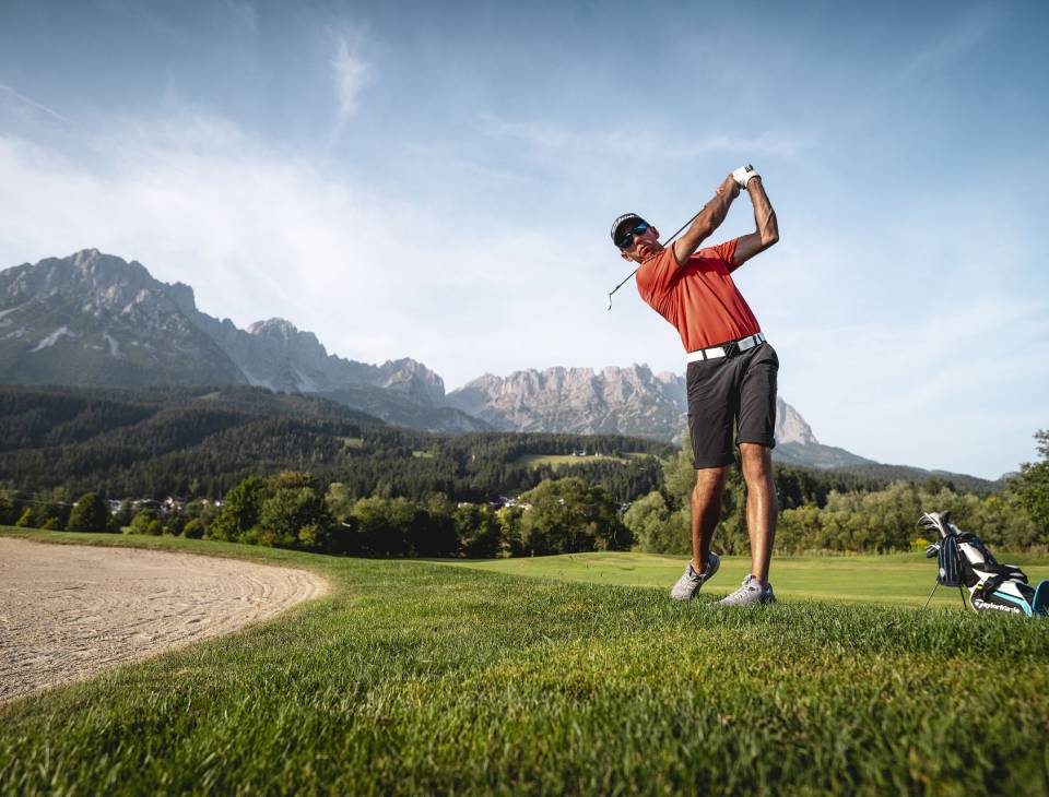 Golfer beim Abschlag auf dem Golfplatz in Ellmau